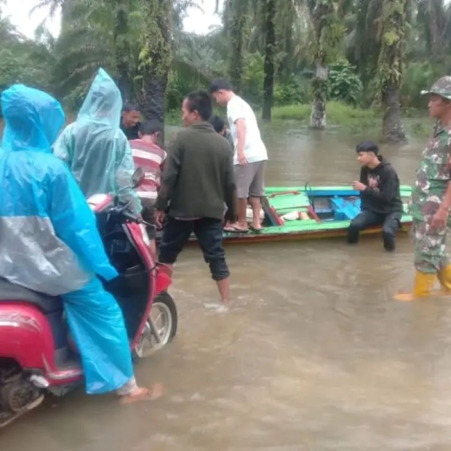 Warga menggunakan perahu saat melintasi genangan banjir yang merendam jalan di Lingkungan VI, Kelurahan Hutabalang, Kecamatan Badiri, Kabupaten Tapanuli Tengah.