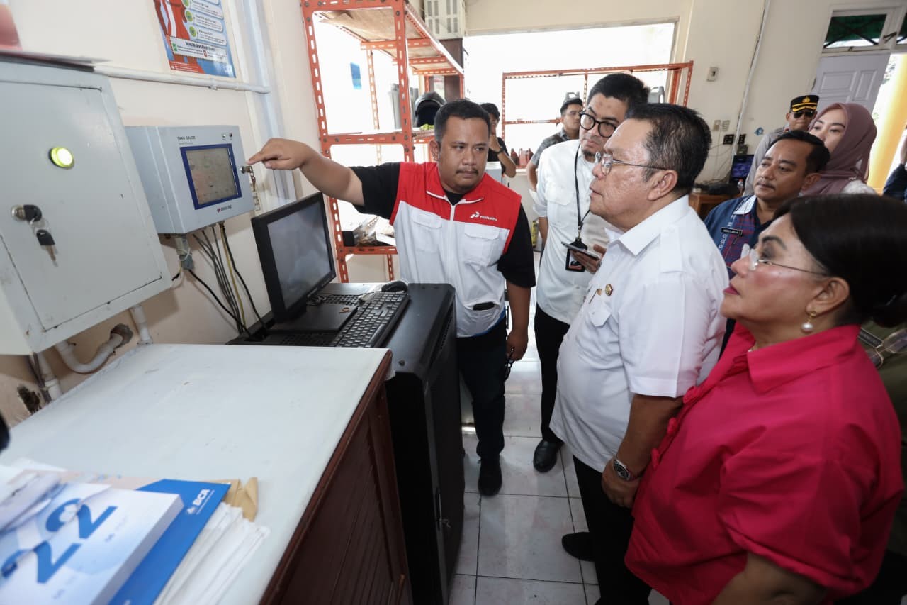 Wali Kota Pematangsiantar Wesly Silalahi memantau stok BBM di salah satu SPBU sebagai bagian pengawasan distribusi energi lokal. 