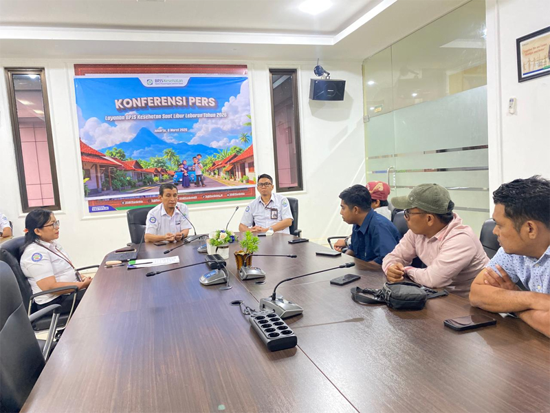 Kepala BPJS Kesehatan Cabang Padangsidimpuan Syafrizal dan Jajarannya bersama rekan Jurnalis saat ikuti zoom meeting Layanan BPJS Kesehatan selama libur Lebaran 2026.