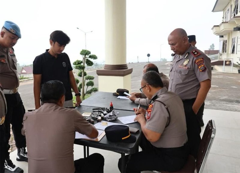 Wakapolres Tapsel Kompol Muslim Amin pimpin pengecekan senpi dinas yang dipegang personel secara serentak di Mako Polres Tapsel.  