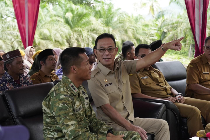 Bupati Tapsel, H. Gus Irawan Pasaribu bersama Dandim 0212/Tapsel Letkol Inf. Dedi Harnoto mengikuti secara virtual Launching pembangunan 200 titik Jembatan Garuda.