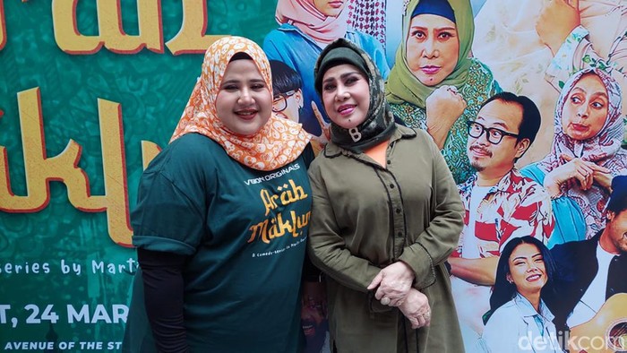Pedangdut legendaris Elvy Sukaesih mengaku masih ingin memiliki anak lagi di usia 74 tahun saat tampil di acara FYP Trans7 bersama putrinya Dhawiya Zaida.