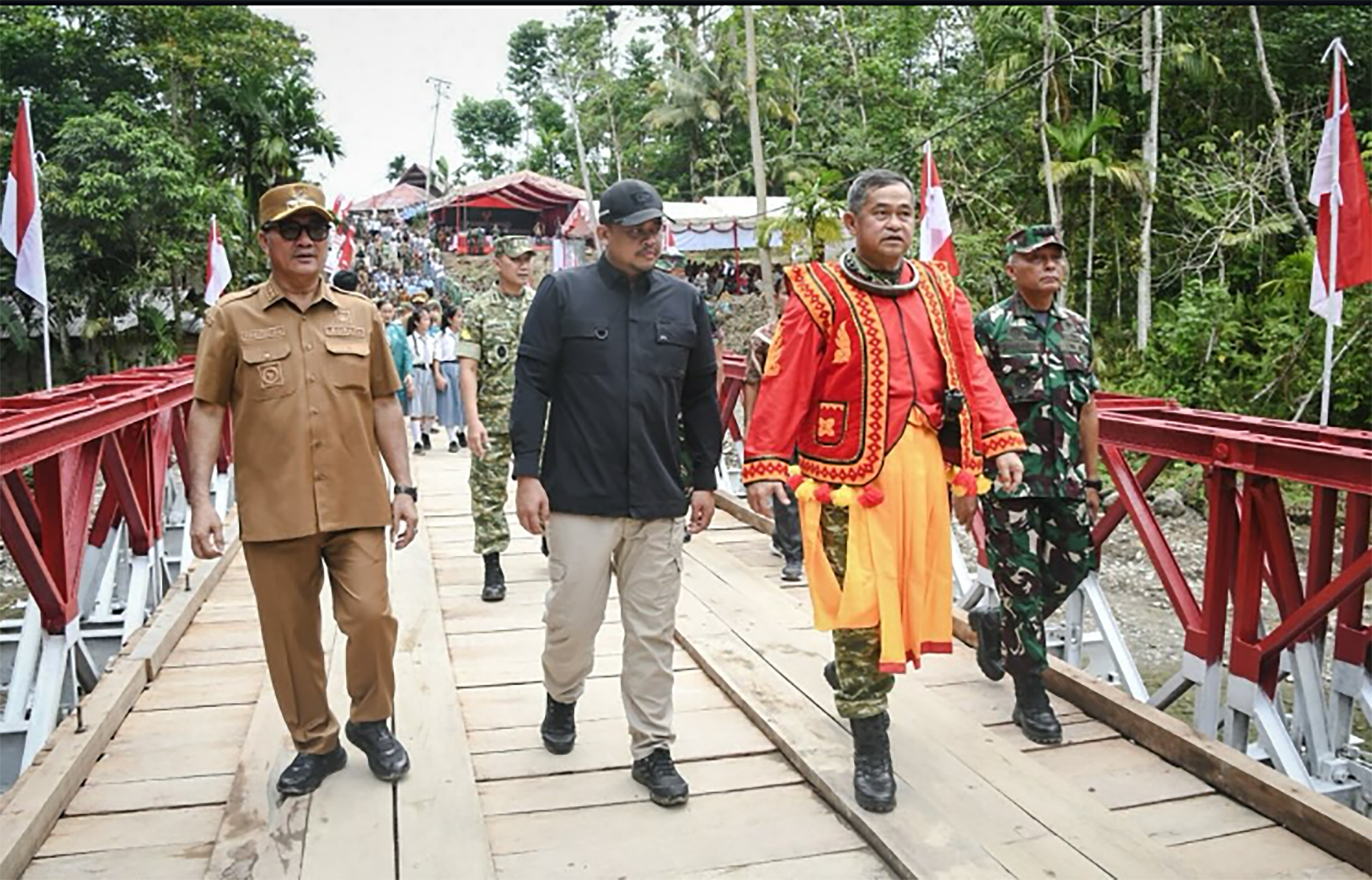 Gubernur Sumatera Utara Muhammad Bobby Afif Nasution bersama KSAD Maruli Simanjuntak meresmikan Jembatan Bailey di Desa Silfalago Gomo, Kecamatan Boronadu, Kabupaten Nias Selatan, Selasa (10/3/2026). 
