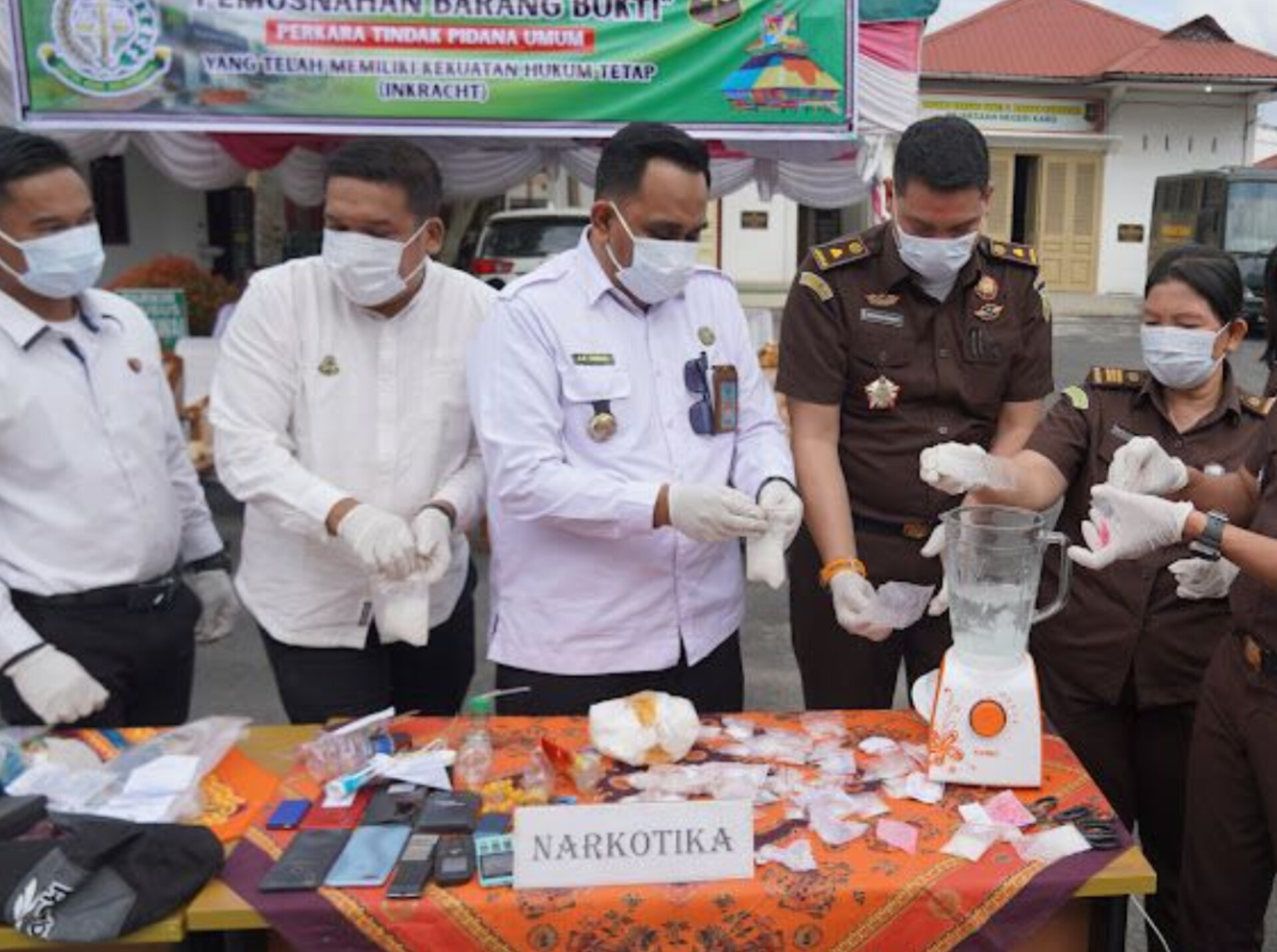 Kejaksaan Negeri Karo memusnahkan barang rampasan dari sejumlah perkara yang telah berkekuatan hukum tetap (inkracht), termasuk sabu, ganja, dan ekstasi.
