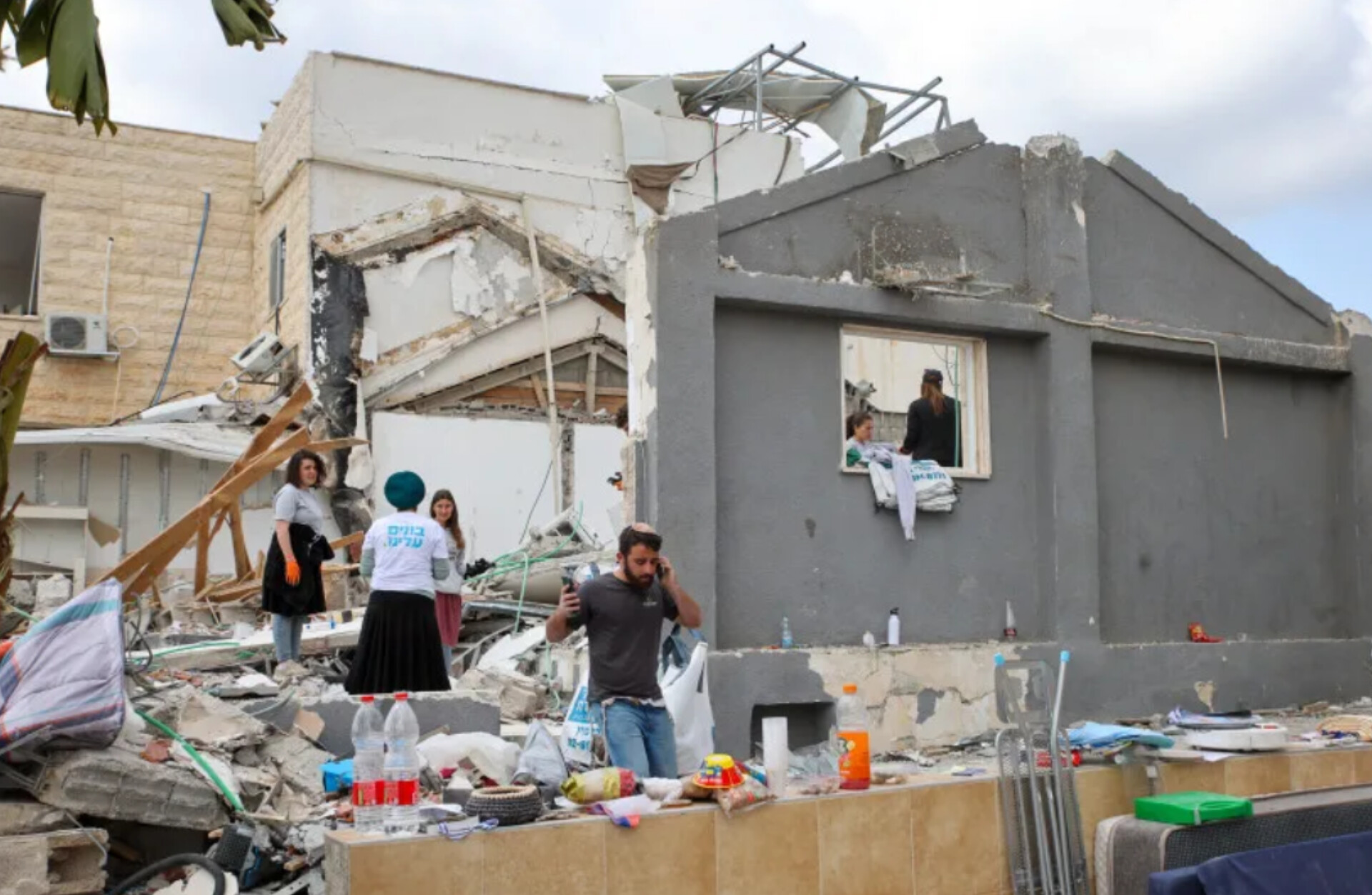 Relawan Israel berada di lokasi jatuhnya rudal yang ditembakkan dari Iran dan menyebabkan kerusakan di Beit Shemesh, dekat Jerusalem, 4 Maret 2026. 