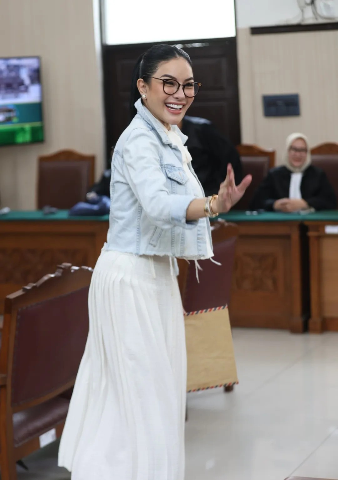 Aktris Nikita Mirzani menjalani proses hukum terkait gugatan perbuatan melawan hukum terhadap Reza Gladys di Pengadilan Negeri Jakarta Selatan.