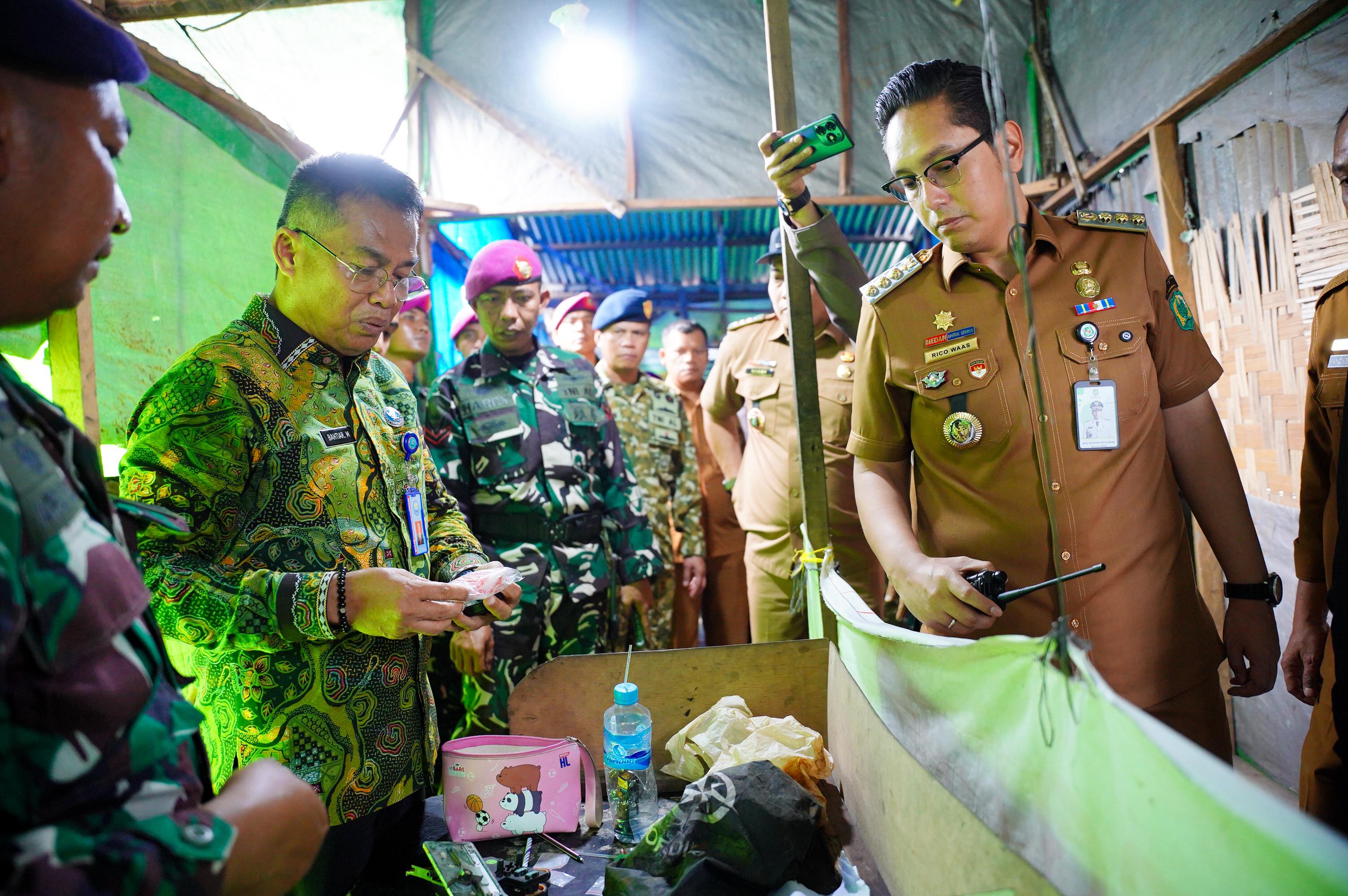 Wali Kota Medan Rico Tri Putra Bayu Waas bersama aparat gabungan meninjau lokasi yang diduga rawan penyalahgunaan narkoba saat penyisiran di kawasan Belawan, Selasa (10/3/2026).