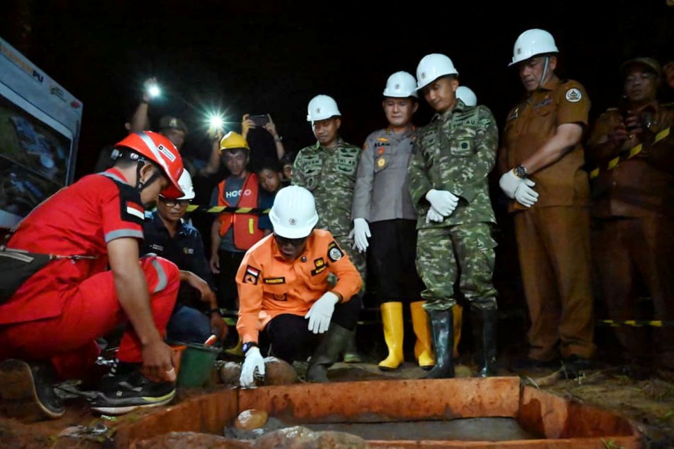 Bupati Tapanuli Tengah Masinton Pasaribu melakukan peletakan batu pertama pembangunan SPAM Aek Sipan dan Hutagurgur sebagai upaya memperkuat pasokan air bersih bagi masyarakat.