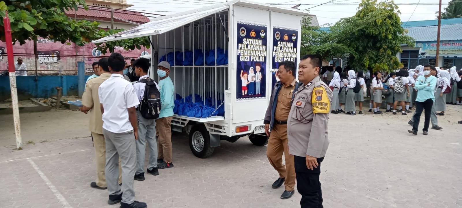 Petugas memantau pendistribusian 1.251 paket Makan Bergizi Gratis kepada siswa dan guru di SMA Negeri 3 Pematangsiantar, Senin (9/3).