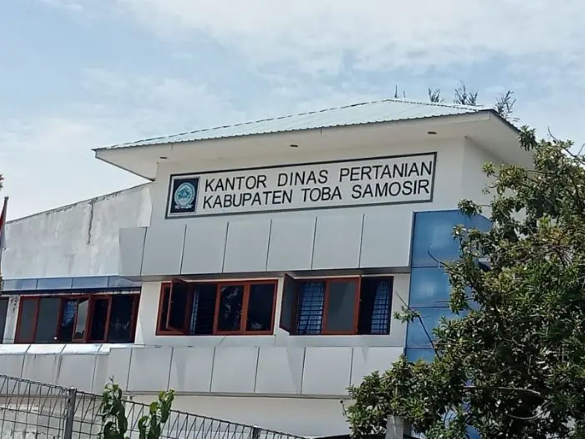 Kantor Dinas Pertanian Kabupaten Toba yang menyalurkan bantuan pompa air kepada kelompok tani untuk mengantisipasi gagal panen saat musim kemarau. 