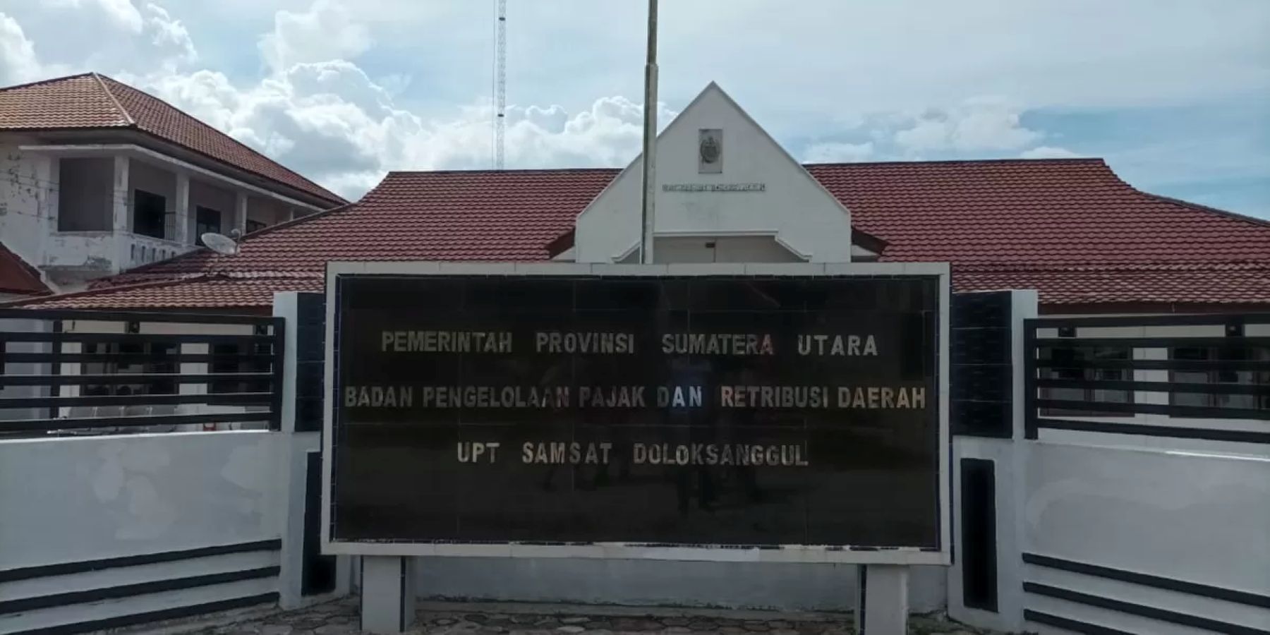 Kantor UPT Samsat Doloksanggul yang berada di Jalan Purba Dolok, Desa Purba Dolok, Kecamatan Doloksanggul, Kabupaten Humbang Hasundutan.