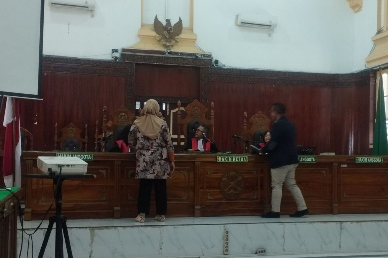 Kuasa hukum PT Toba Pulp Lestari dan tim hukum Kementerian Lingkungan Hidup menunjukkan berkas saat sidang pembacaan gugatan di Pengadilan Negeri Medan.