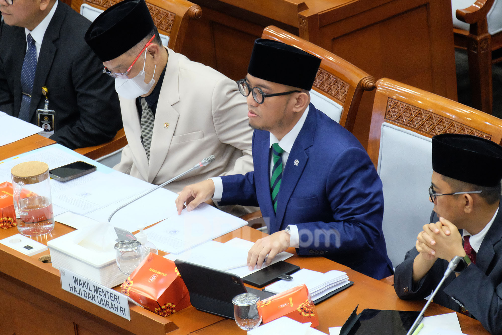 Menteri Haji dan Umrah RI Mochamad Irfan Yusuf bersama Wakil Menteri Haji dan Umrah Dahnil Anzar Simanjuntak saat rapat kerja dengan Komisi VIII DPR.