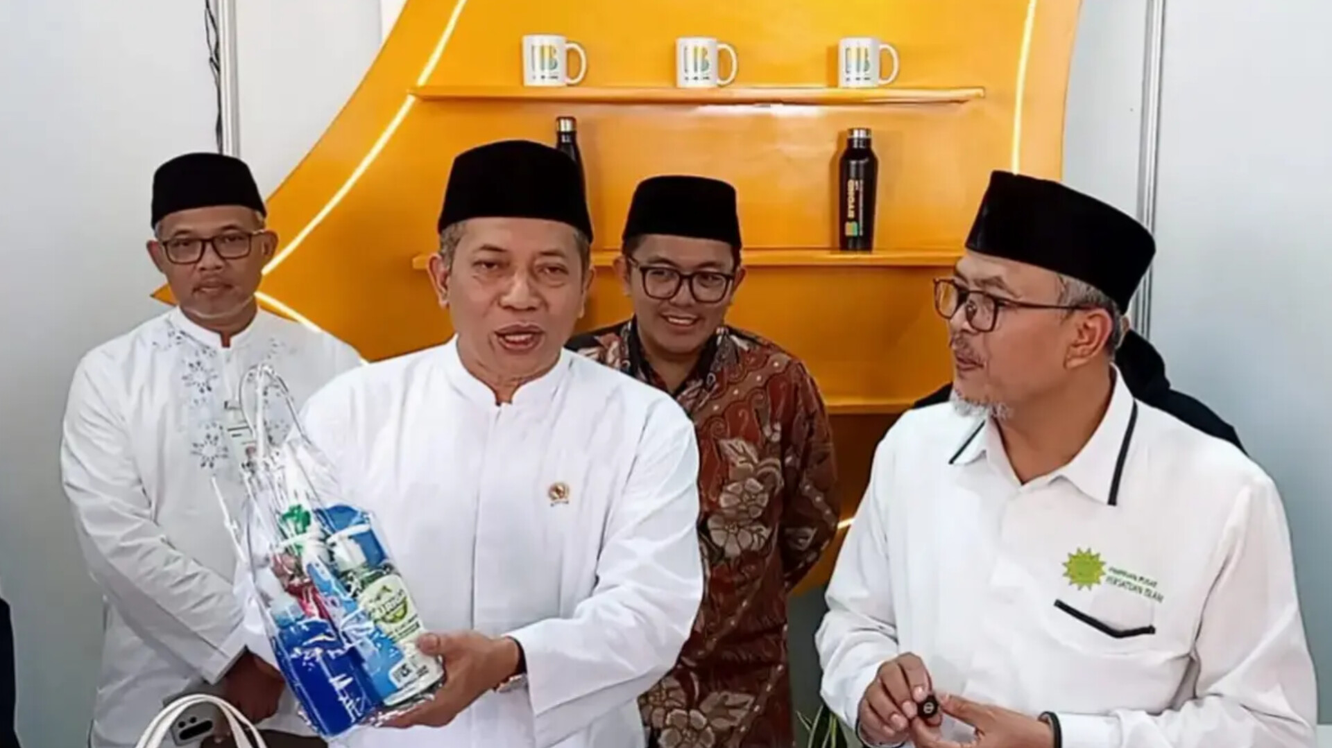 Menteri Koperasi Ferry Juliantono (kiri).
