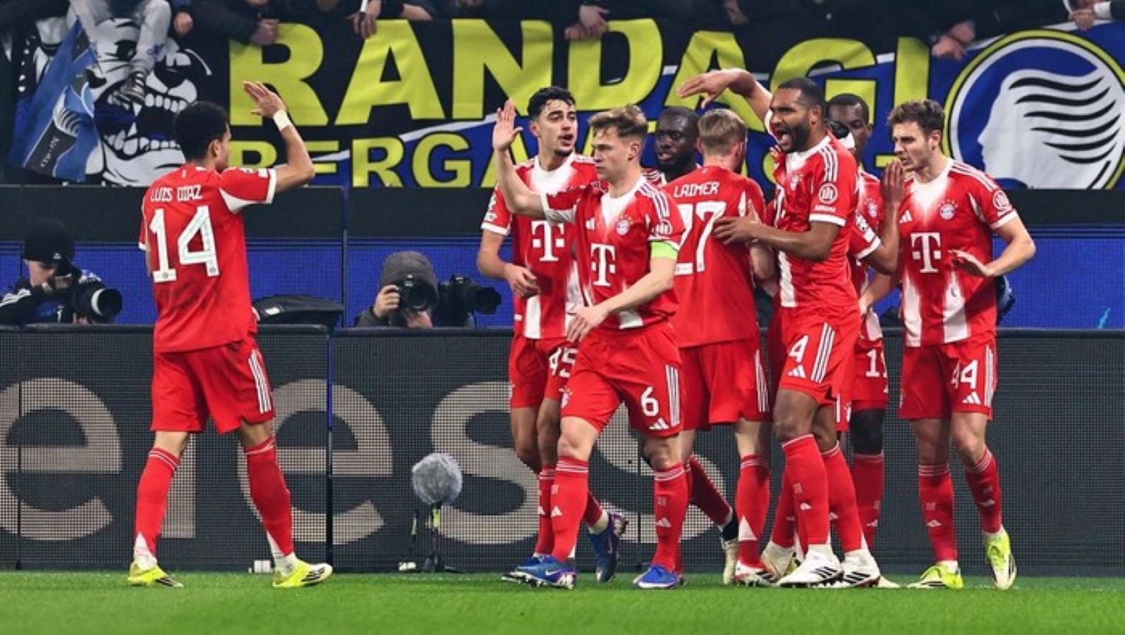 Pemain Bayern Munich merayakan gol saat menghancurkan Atalanta 6-1 pada leg pertama babak 16 besar Liga Champions di Gewiss Stadium, Bergamo.