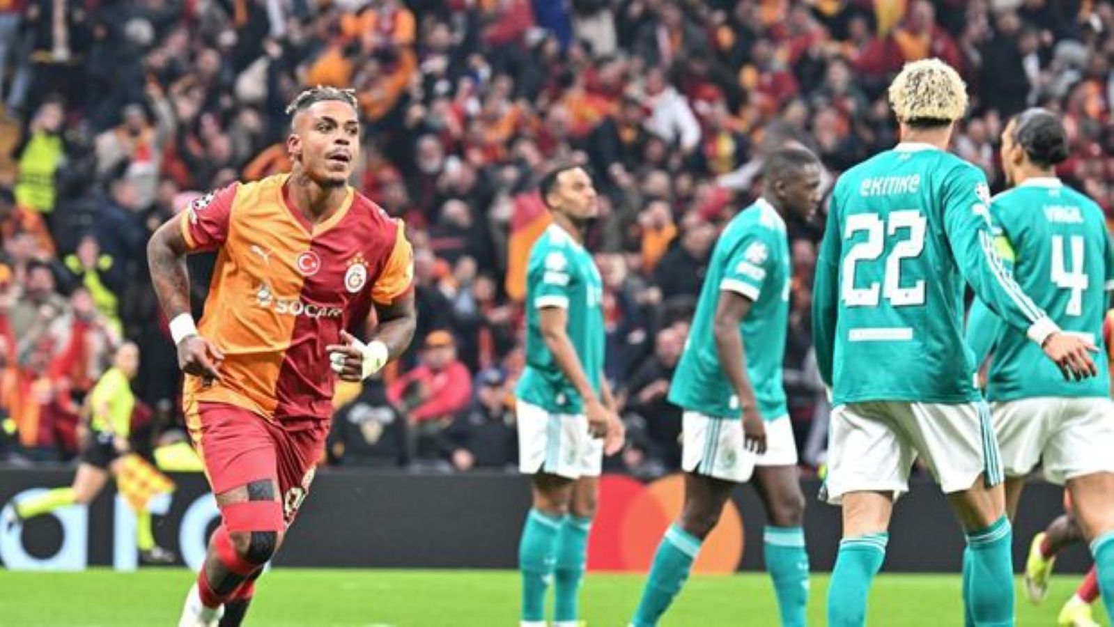 Pemain Galatasaray Mario Lemina merayakan gol ke gawang Liverpool pada leg pertama 16 besar Liga Champions di Rams Park, Istanbul.