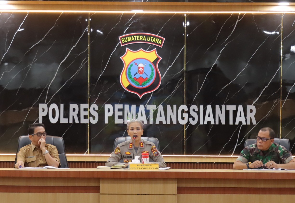 Kapolres Pematangsiantar AKBP Sah Udur Togi Marito Sitinjak memimpin rapat koordinasi lintas sektoral persiapan Operasi Ketupat Toba 2026 di Mapolres Pematangsiantar.