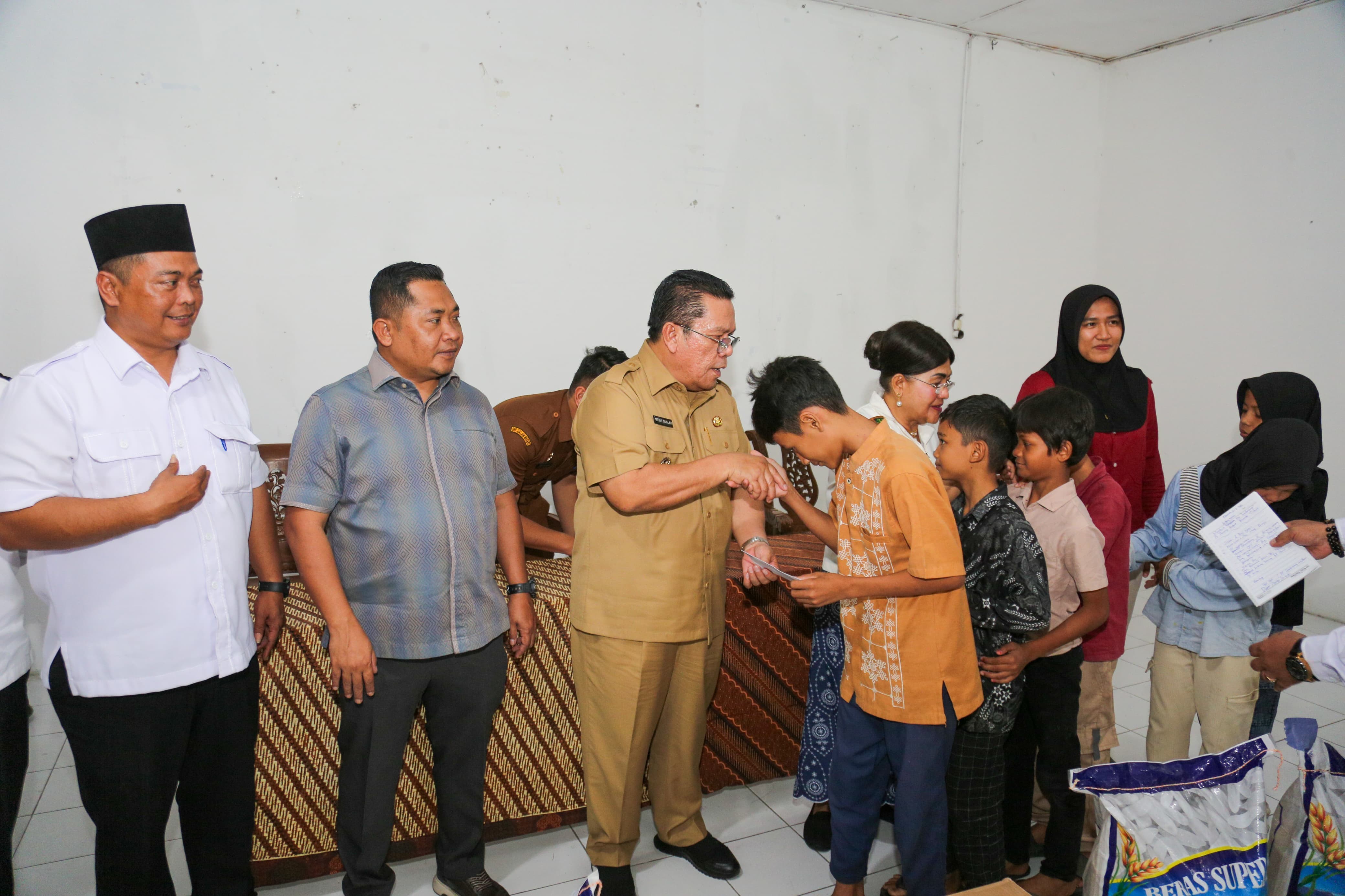 Wali Kota Pematangsiantar Wesly Silalahi bersama jajaran Perumda Tirta Uli menyerahkan bantuan Ramadan kepada anak-anak Panti Asuhan Islamic Center di Kabupaten Simalungun. 