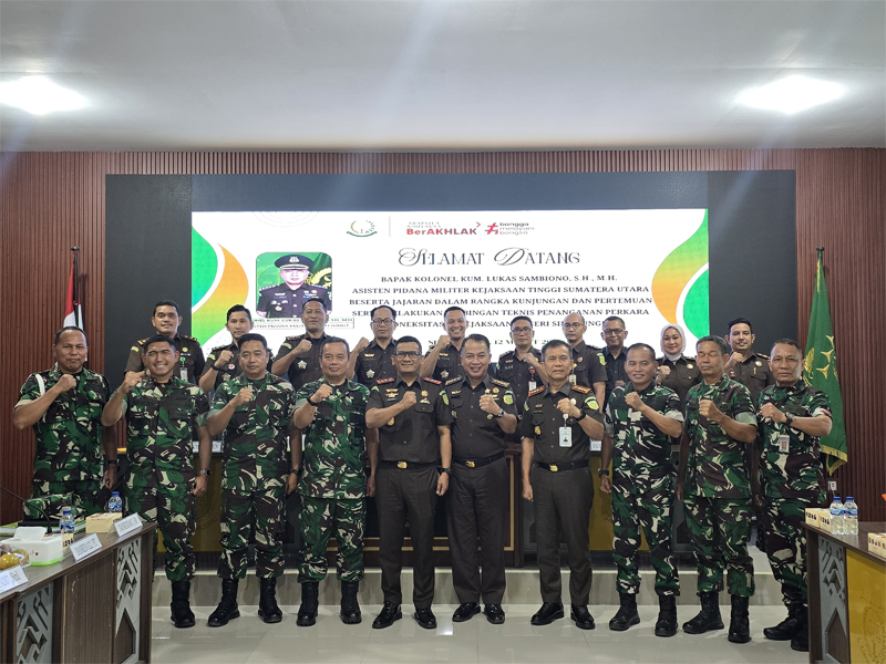 Asisten Pidana Militer Kejati Sumatera Utara Kolonel Kum Lukas Sambiono beserta rombongan serta Kajari Simalungun dan jajaran.  &nbsp;