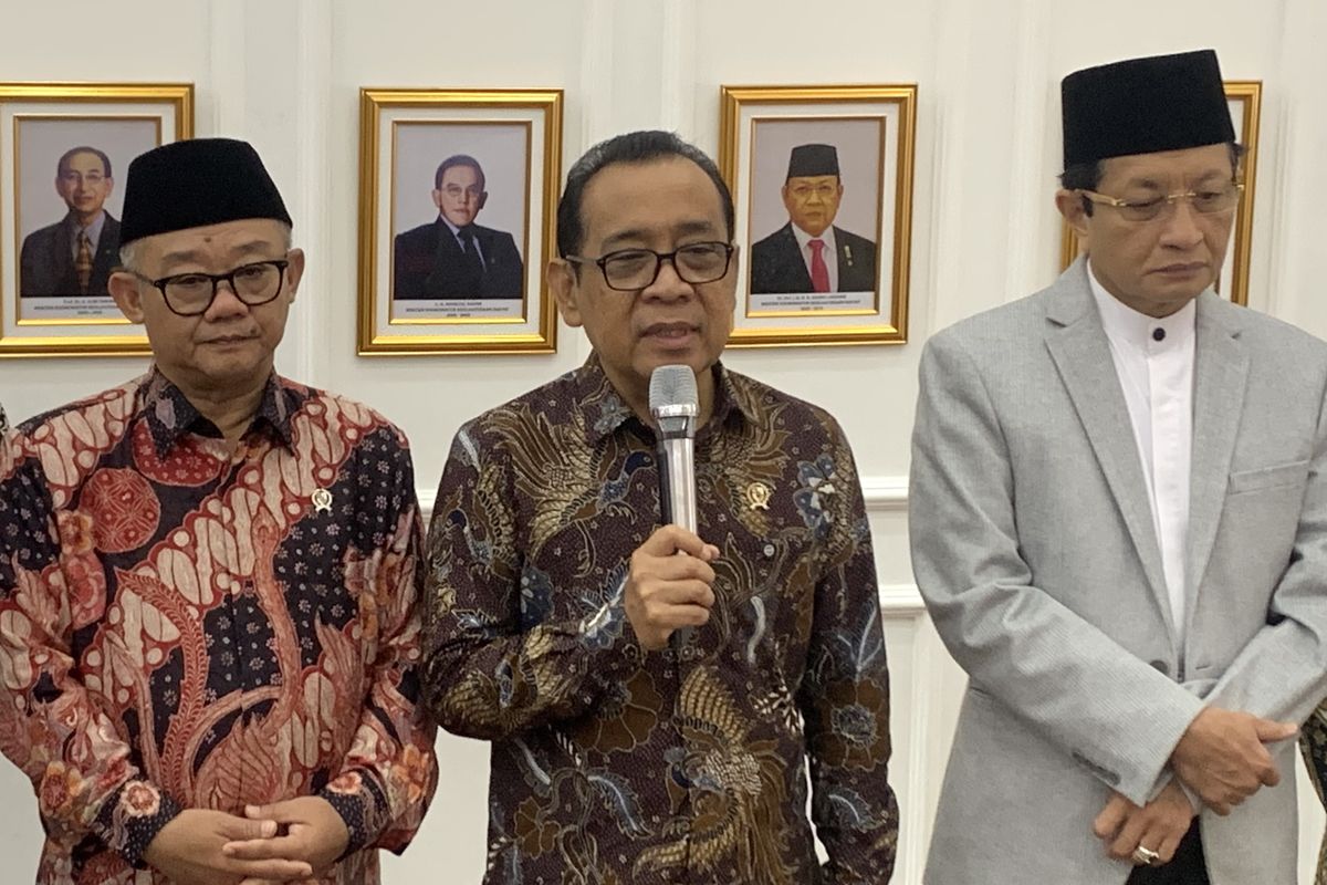 Menko PMK Pratikno saat menghadiri penandatanganan SKB Pedoman Pemanfaatan Teknologi Digital dan AI di kantor Kemenko PMK, Jakarta Pusat.