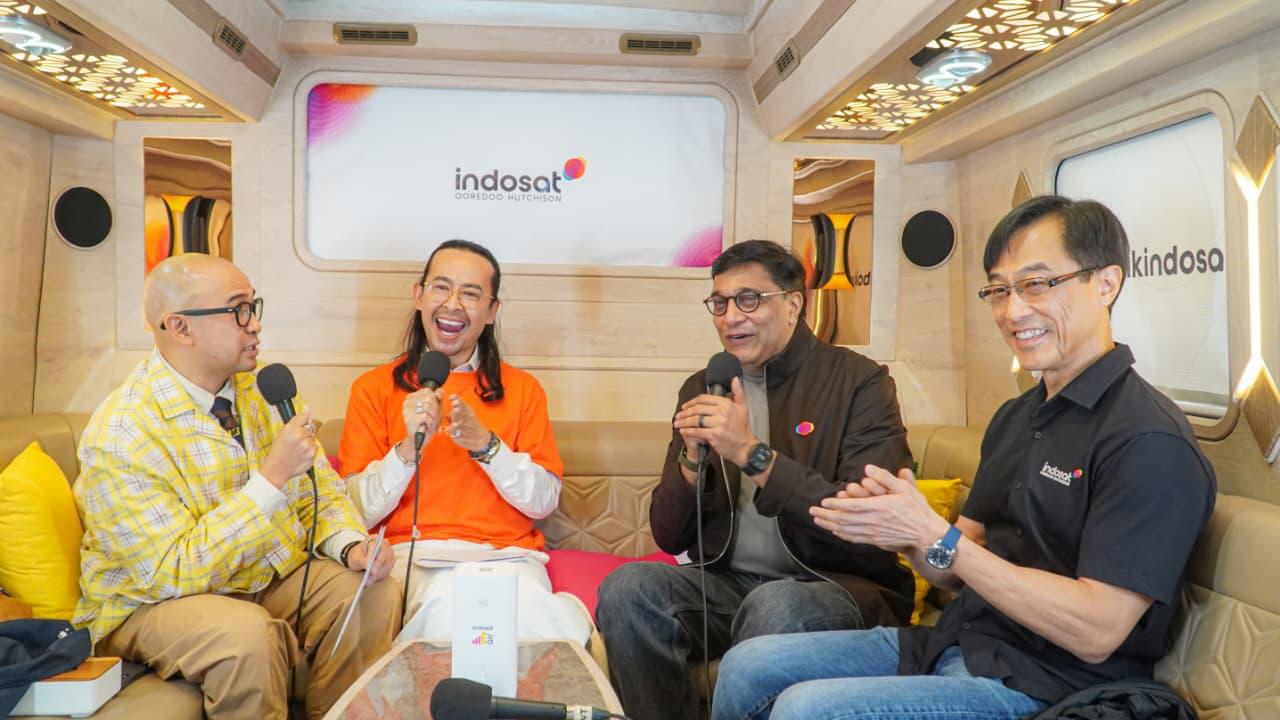 Dave Hendrik dan Iwet Ramadhan menerima penghargaan dari Museum Rekor-Dunia Indonesia setelah berhasil melakukan livestream TikTok selama 11 jam nonstop di jalur mudik Jakarta&ndash;Yogyakarta.