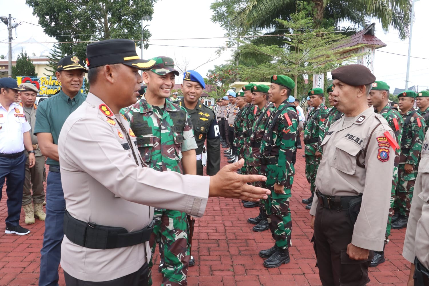 Kapolres Simalungun AKBP Marganda Aritonang memimpin Apel Gelar Pasukan Operasi Ketupat Toba 2026 di Mapolres Simalungun. 
