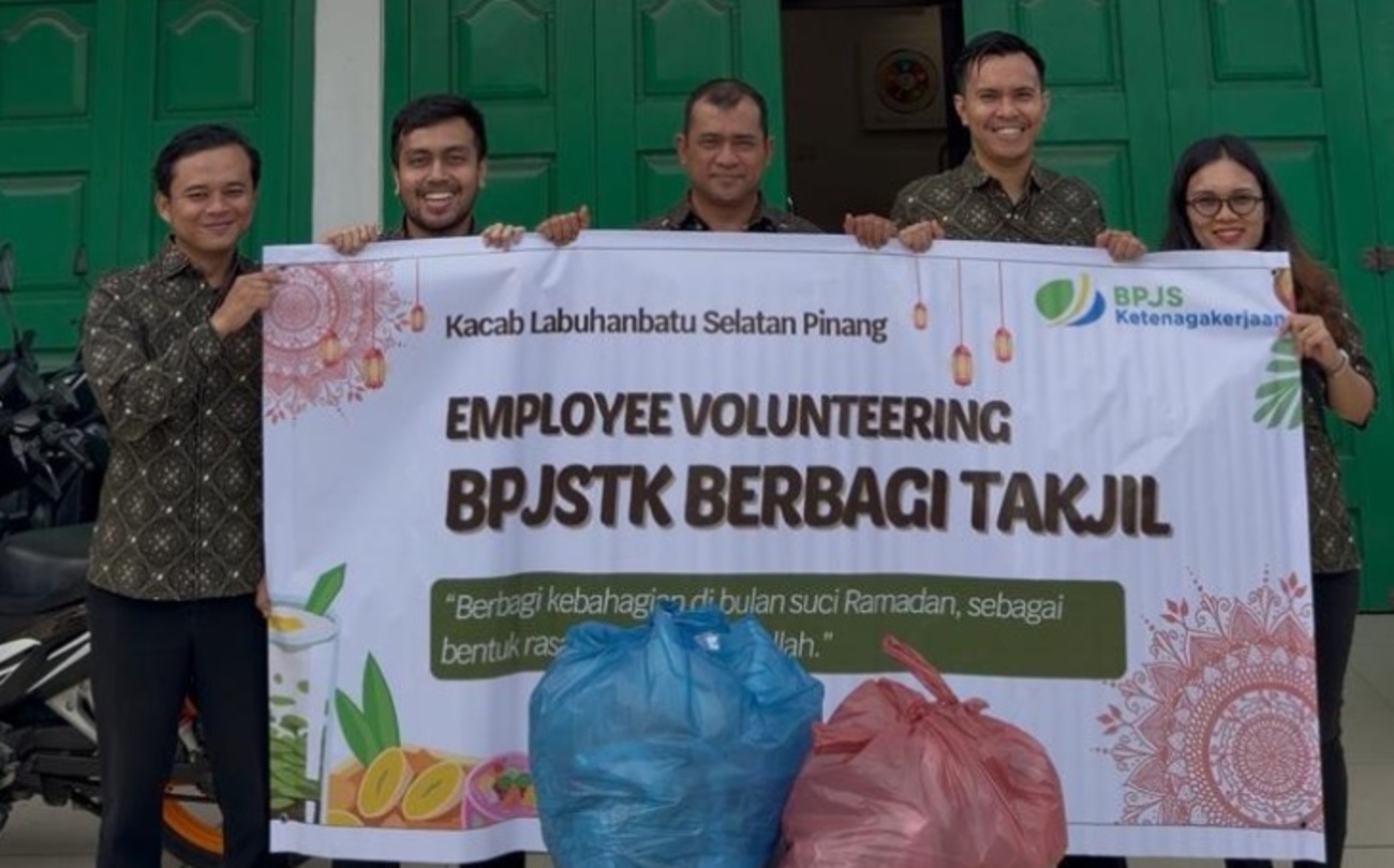 BPJS Ketenagakerjaan Labuhanbatu Selatan Pinang menggelar kegiatan sosial membagikan takjil kepada masyarakat yang sedang menjalankan ibadah puasa.