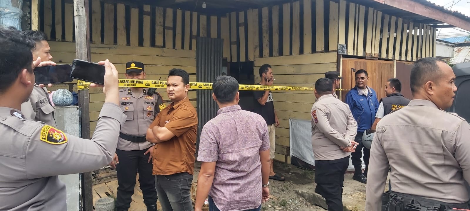 Petugas pemadam kebakaran memadamkan api yang membakar dapur rumah warga di Jalan Pendidikan, Pematangsiantar.