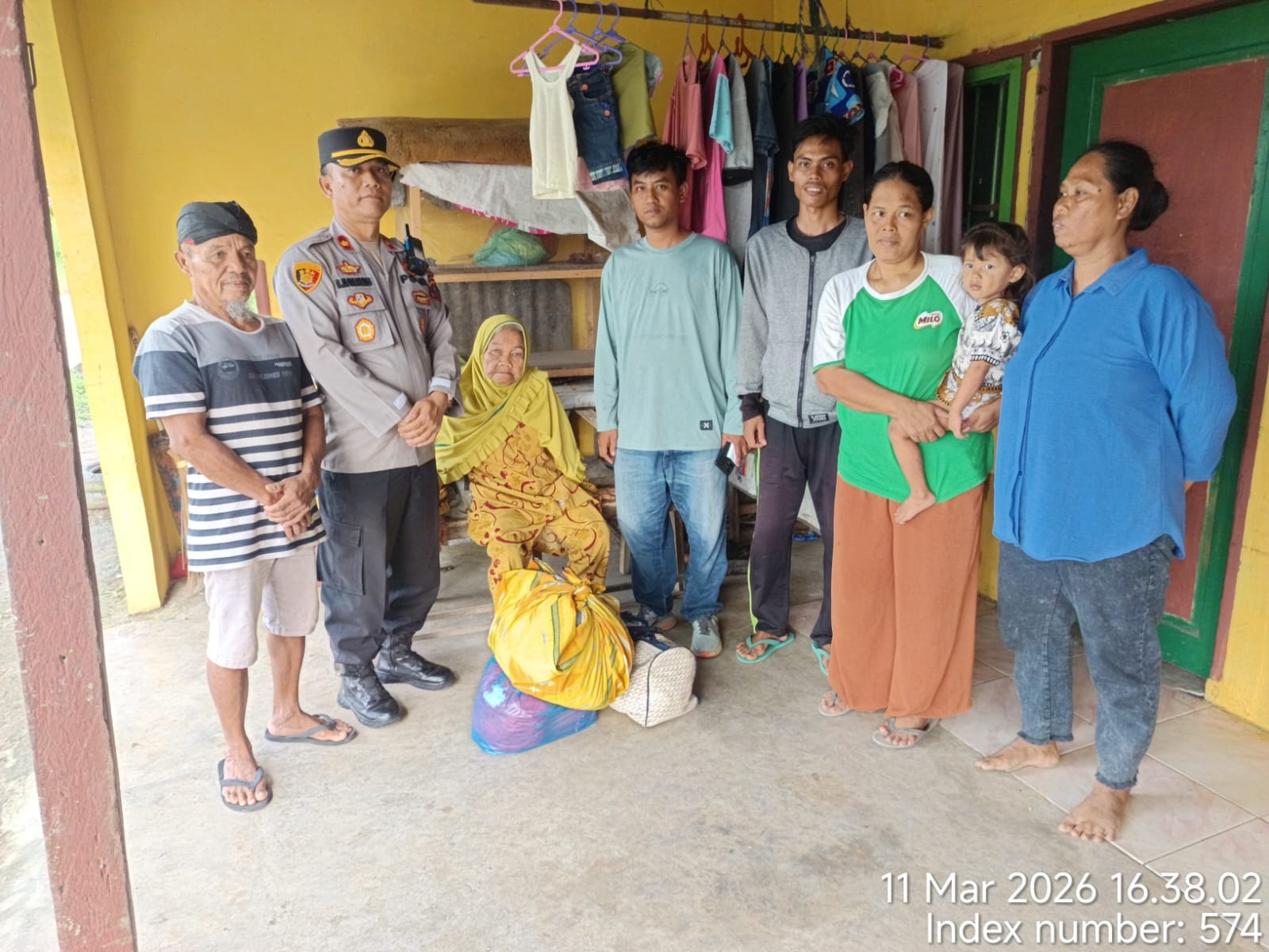 Personel Polsek Tanah Jawa mengantarkan seorang lansia yang sempat kesasar di Simalungun untuk dipulangkan ke keluarganya di Kota Tebing Tinggi.
