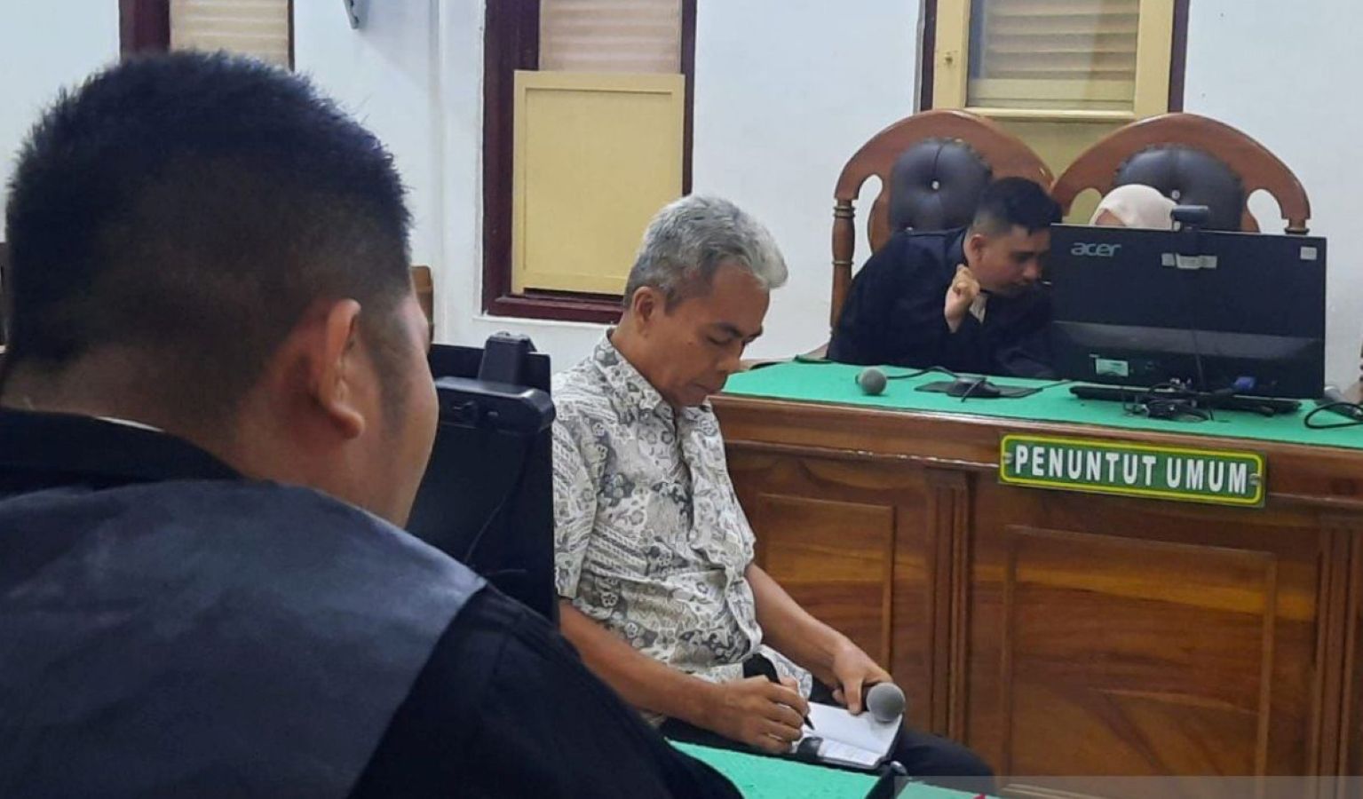 Mantan Bupati Samosir Mangindar Simbolon. Mahkamah Agung menolak Peninjauan Kembali yang diajukan dalam kasus korupsi izin pembukaan lahan di kawasan Hutan Tele, sehingga vonis enam tahun penjara.