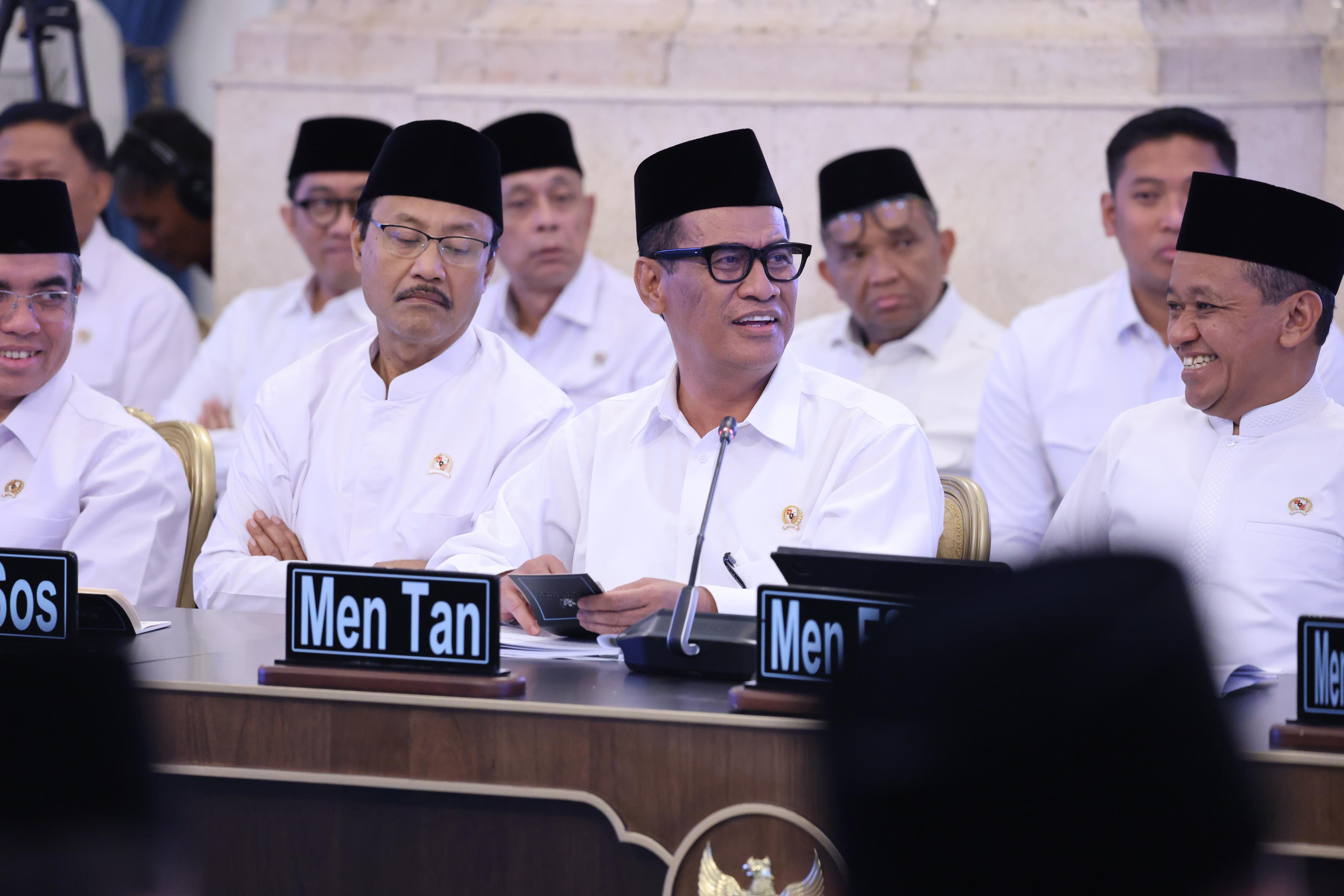 Kepala Badan Pangan Nasional, Andi Amran Sulaiman, menyampaikan keterangan terkait cadangan beras pemerintah yang mencapai sekitar 4 juta ton pada awal 2026.