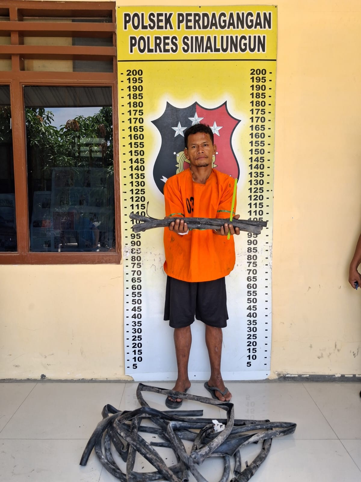 Polisi menangkap HH alias Harimau, pelaku pencurian kabel power di gudang CV Sarana Teknik Perkasa di Simalungun setelah buron selama 17 bulan.