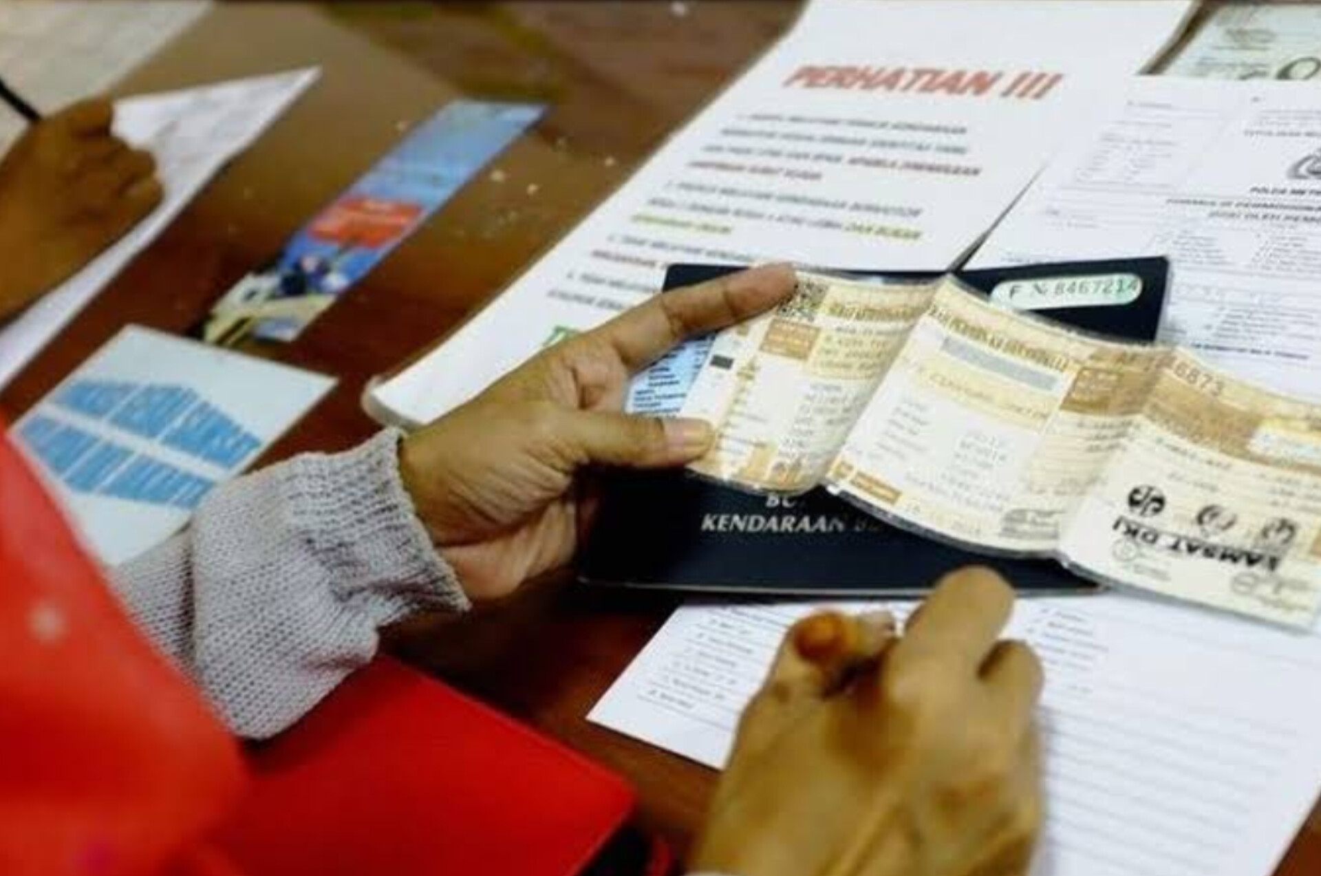 Pemerintah daerah menemukan ratusan kendaraan dinas menunggak pajak dengan tota