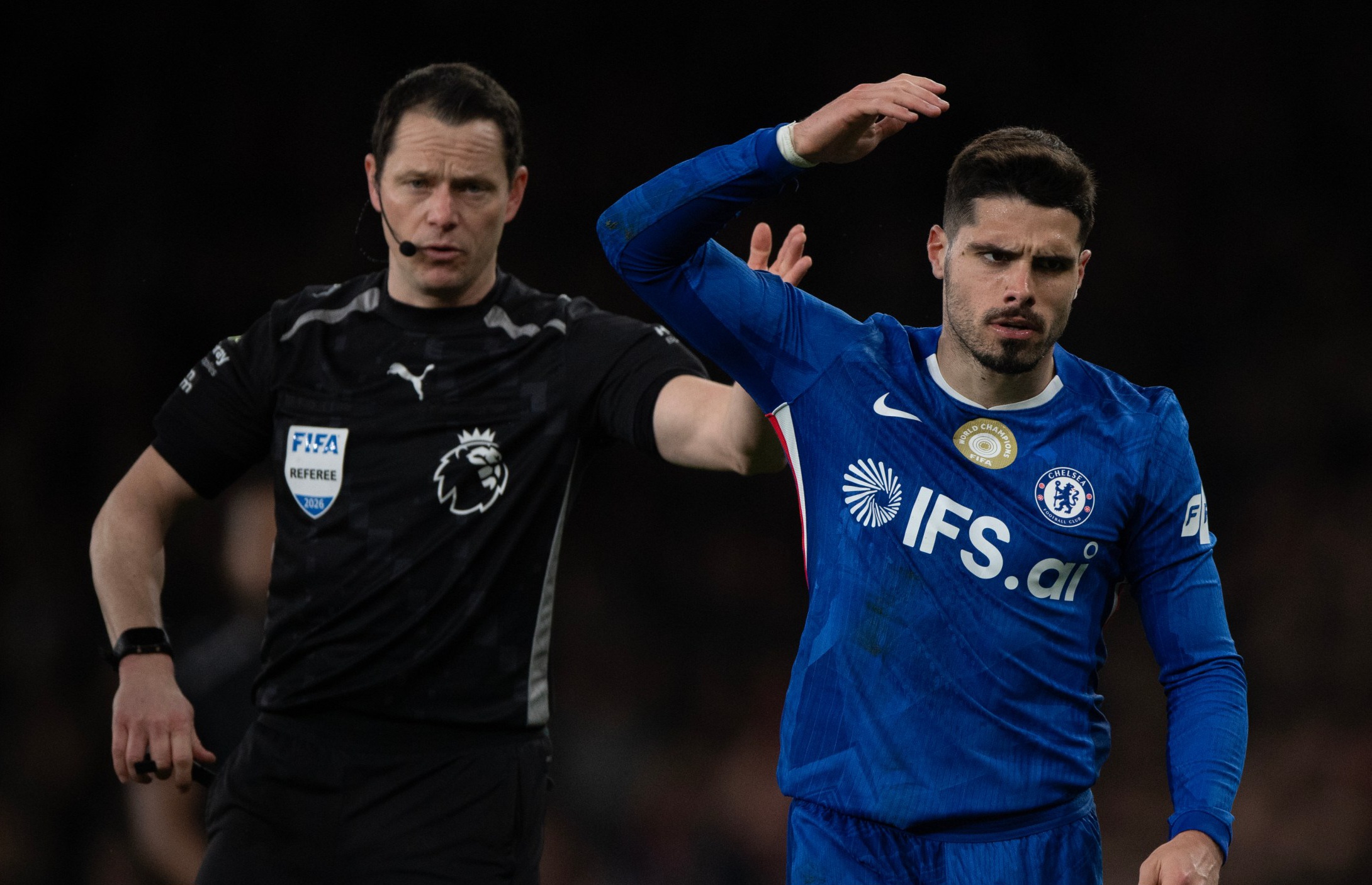 Pedro Neto menerima kartu merah saat laga Chelsea melawan Arsenal di Emirates Stadium yang berujung sanksi dari FA. 