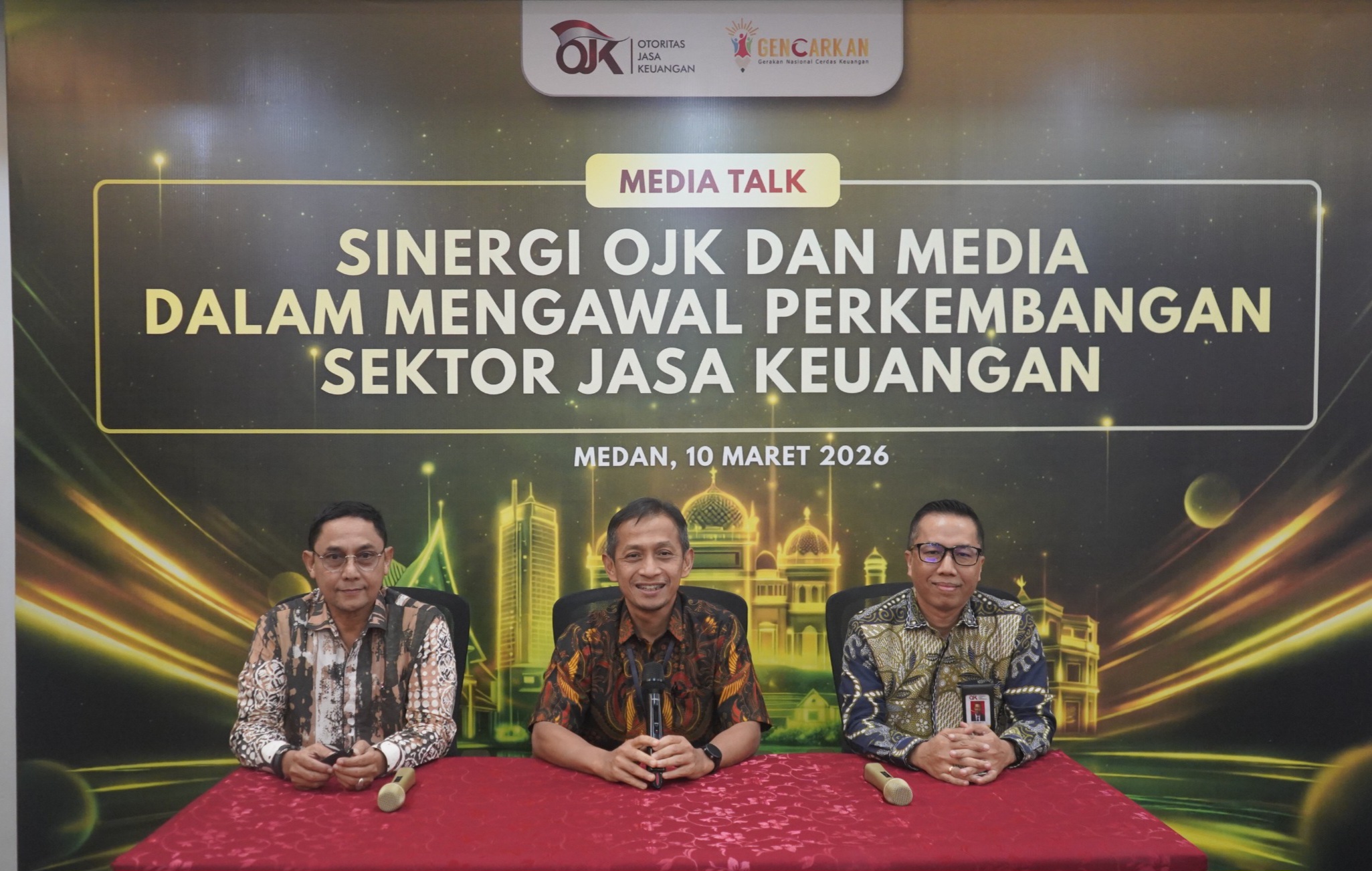 Perwakilan Otoritas Jasa Keuangan (OJK) menyampaikan paparan terkait kinerja sektor jasa keuangan di Sumatera Utara dalam kegiatan media talk di Medan, Selasa (11/3). 
