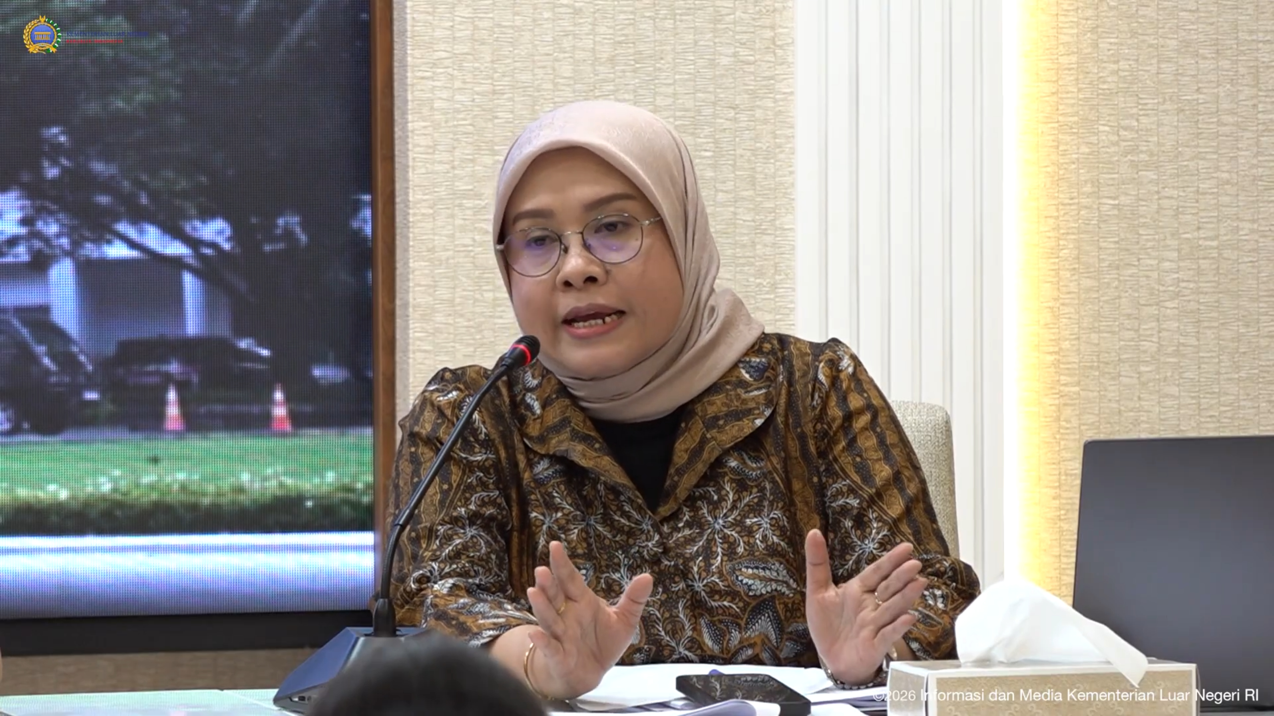 Plt Direktur Pelindungan WNI Kementerian Luar Negeri RI, Heni Hamidah, menyampaikan keterangan pers terkait pemulangan 34 WNI dari Iran dalam gelombang kedua evakuasi di Jakarta, Jumat (13/3/2026).