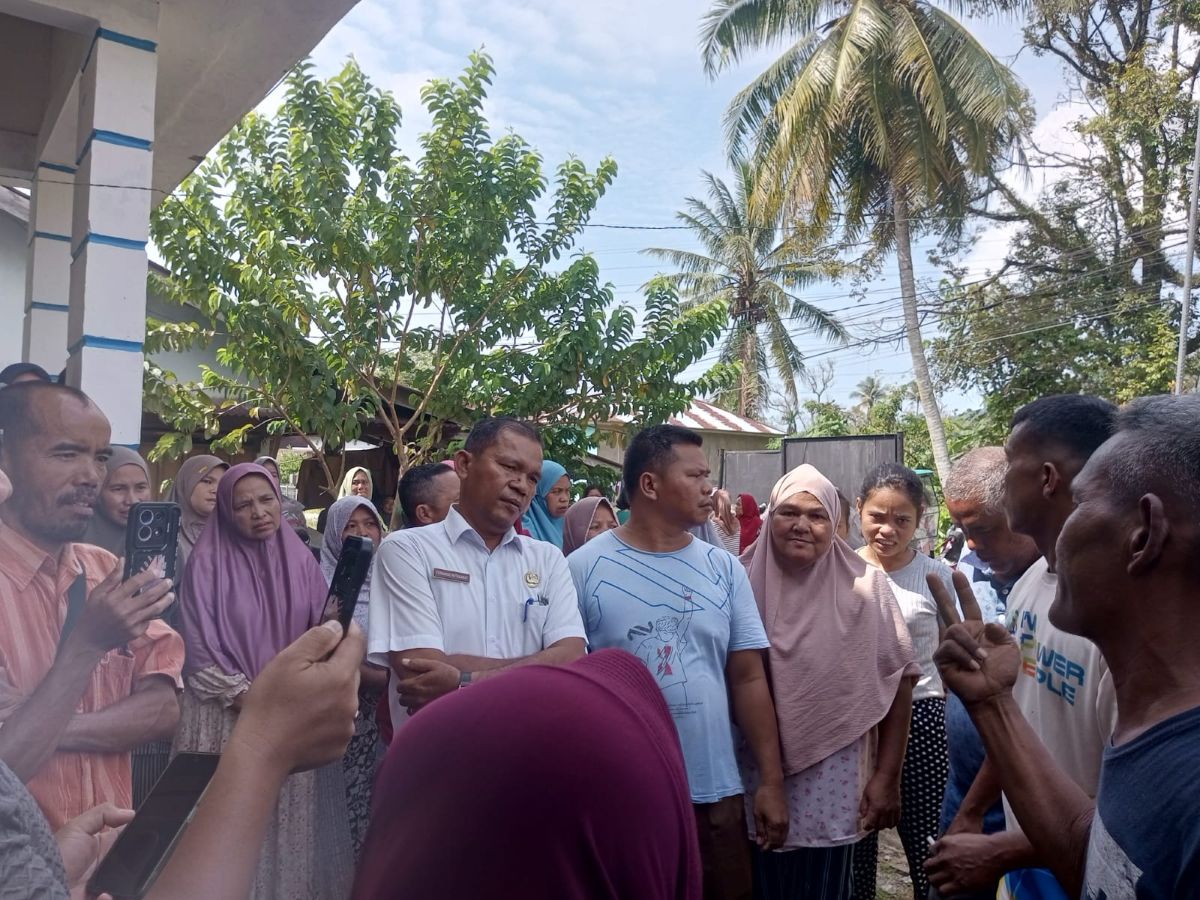 Puluhan warga mendatangi Kantor Lurah Sibuluan Nauli di Kecamatan Pandan, Kabupaten Tapanuli Tengah, untuk memprotes daftar penerima bantuan Jaminan Hidup yang dinilai tidak tepat sasaran.