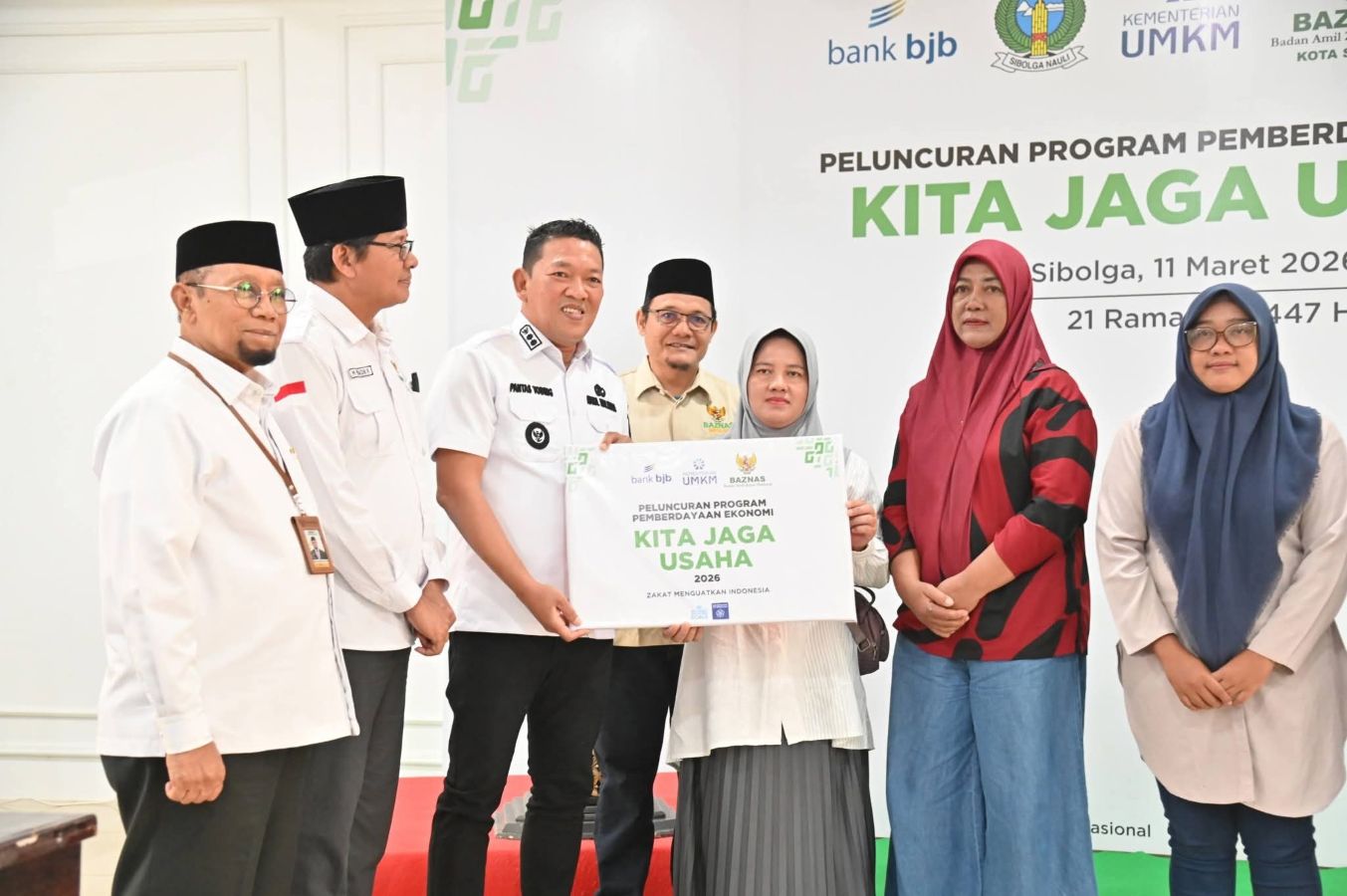 Wakil Wali Kota Sibolga Pantas Maruba Lumban Tobing bersama jajaran BAZNAS RI menyerahkan bantuan modal usaha secara simbolis kepada pelaku UMKM dalam peluncuran Program Kita Jaga Usaha di Kantor Wali