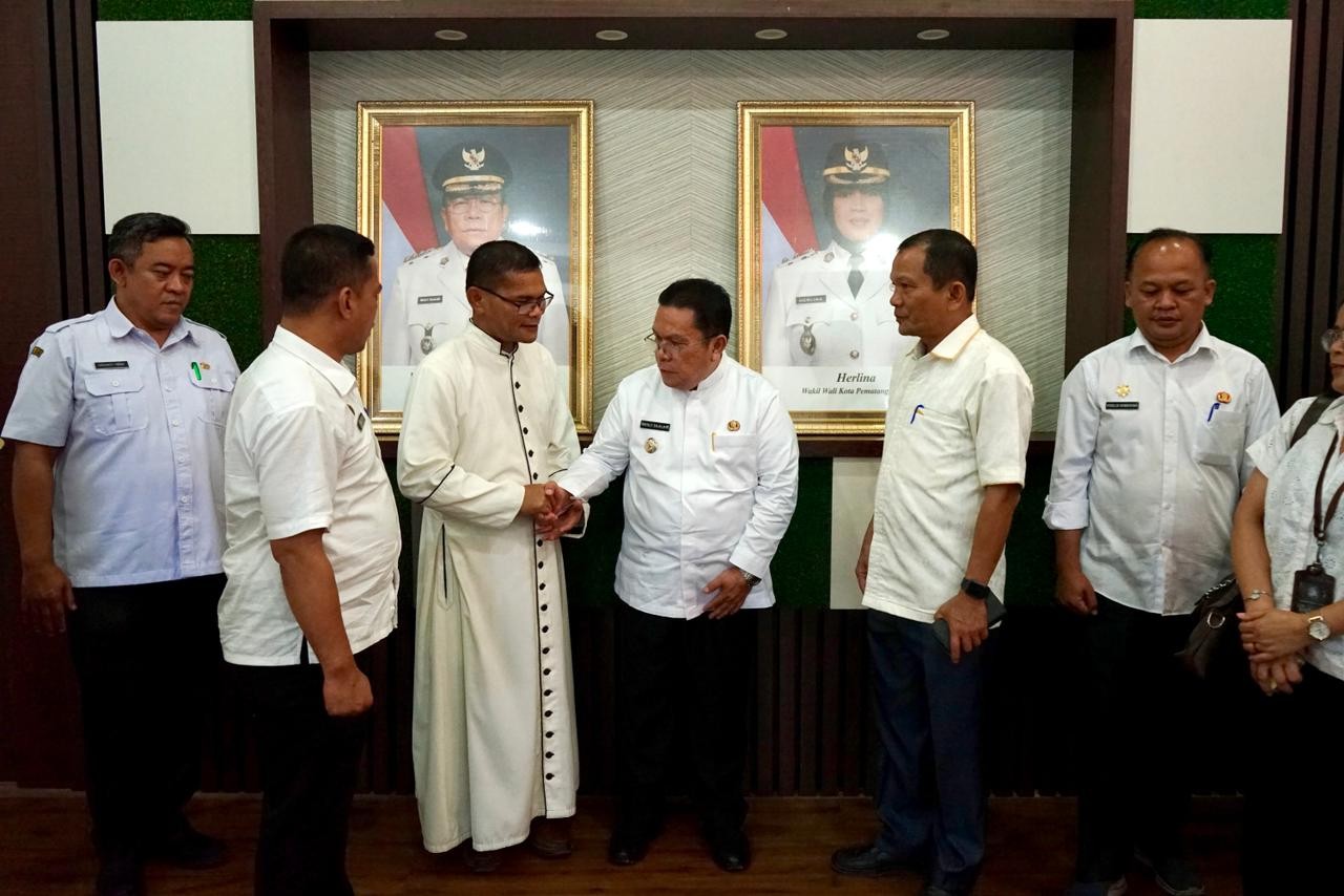 Wali Kota Pematangsiantar Wesly Silalahi menerima silaturahmi pengurus LP3KD dan panitia Paskah Katolik 2026 di Balai Kota Pematangsiantar.
