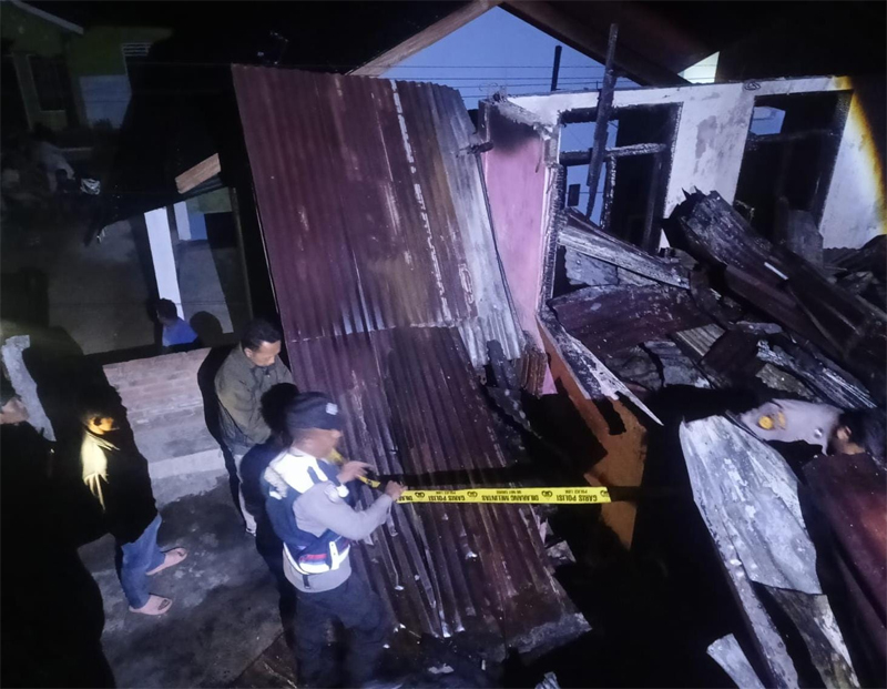 1 unit rumah permanen hangus terbakar di Jalan Albion Hutabarat, Lingkungan 3, Wek VI Kampung Darek, Kota Padangsidimpuan, Minggu (15/3/2026) pukul 03.45 WIB.
