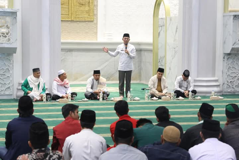 Bupati Tapsel Gus Irawan Pasaribu menggelar acara buka puasa bersama Ormas dan organisasi kepemudaan (OKP) di Mesjid Syahrun Nur Kabupaten Tapsel.  