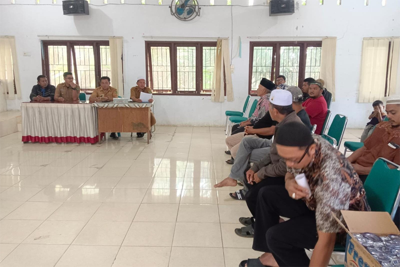 Sejumlah warga Lingkungan 1 Tanoponggol, Kelurahan Sitinjak, Kec. Angkola Barat, menyampaikan keberatan atas penunjukan Kepling di Kantor Camat Angkola Barat.  