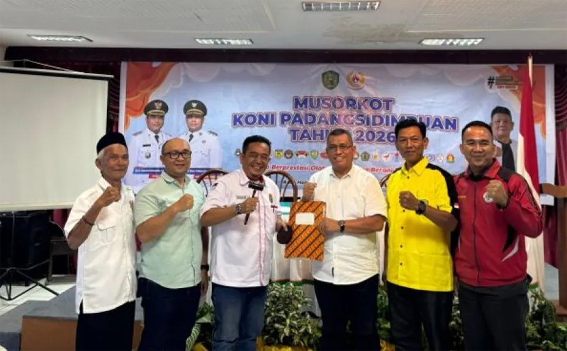 Ketua KONI Kota Padangsidimpuan Hasanuddin Sipahutar menerima palu sidang secara simbolis usai terpilih secara aklamasi.
