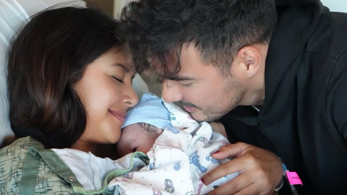 Aktris Aurelie Moeremans mengunggah momen pertama bersama bayi laki-laki yang baru dilahirkannya, didampingi sang suami Tyler Bigenho.