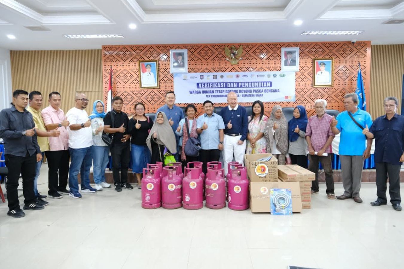 Wali Kota Sibolga Akhmad Syukri Nazry Penarik menyerahkan bantuan kompor gas dari Alumni AKABRI 1989 kepada korban bencana penerima hunian tetap (Huntap).