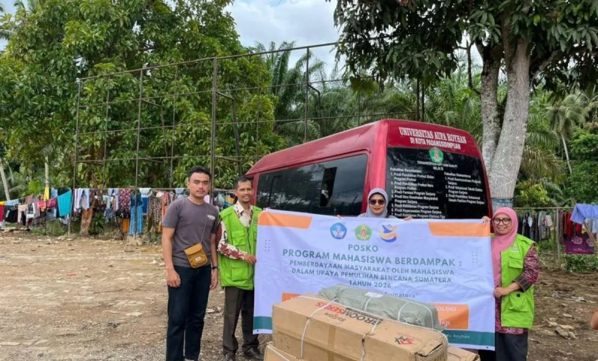 Tim mahasiswa Universitas Aufa Royhan menyerahkan bantuan perlengkapan kebersihan dan kesehatan kepada warga terdampak longsor di Desa Tandihat. 