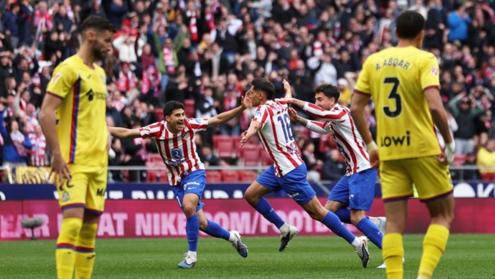 Bek Atletico Madrid Nahuel Molina merayakan gol kemenangan saat timnya mengalahkan Getafe 1-0 dalam laga LaLiga di Metropolitano Stadium, Madrid.