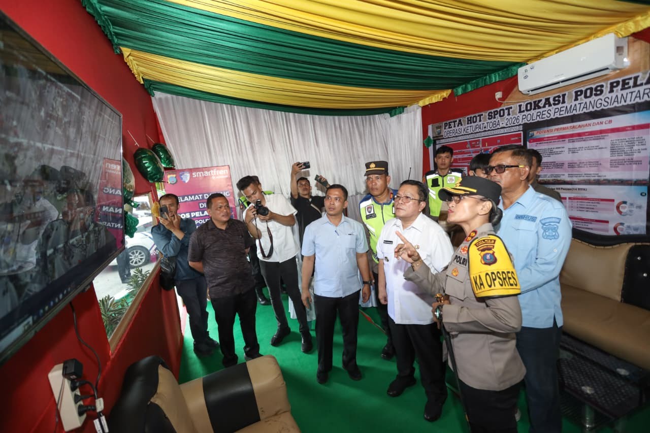 Wali Kota Pematangsiantar Wesly Silalahi bersama Forkopimda menyerahkan bingkisan kepada petugas saat meninjau Pos Pam dan Pos Yan Operasi Ketupat Toba 2026 di Kota Pematangsiantar.