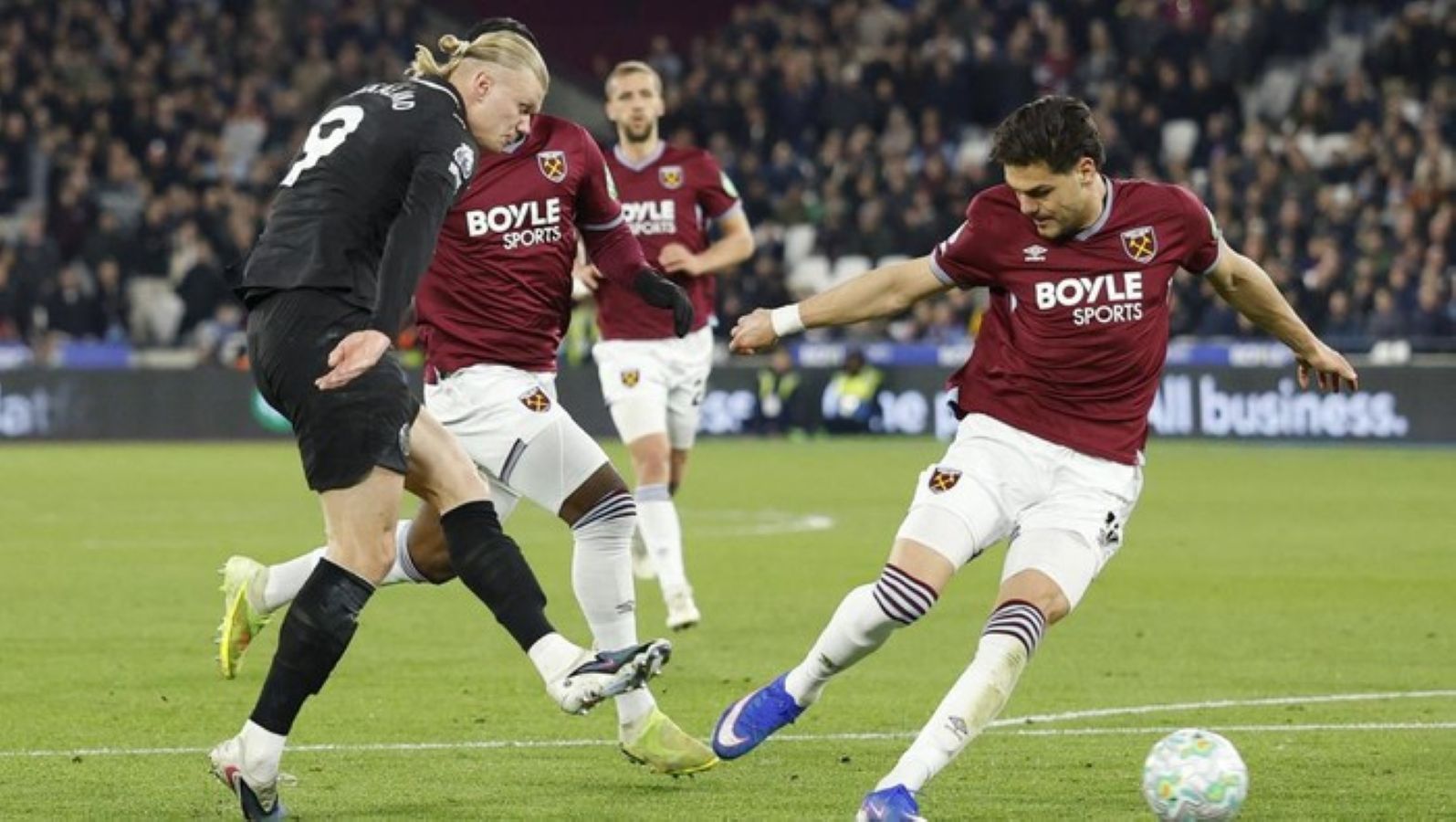 Gelandang Manchester City Bernardo Silva mencetak gol ke gawang West Ham dalam laga Premier League di London Stadium yang berakhir imbang 1-1.