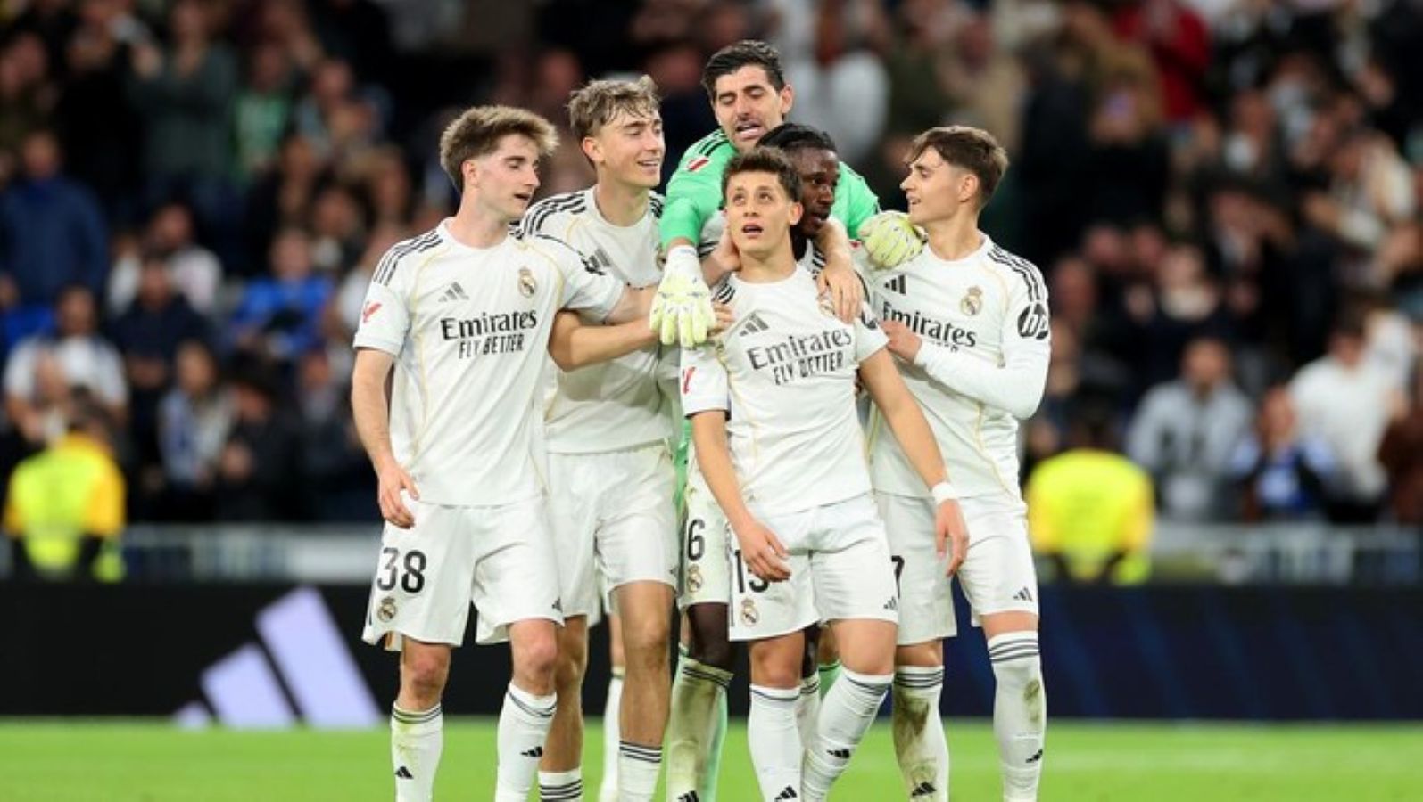 Gelandang Real Madrid Arda Guler merayakan gol spektakuler dari jarak jauh saat Los Blancos mengalahkan Elche 4-1 di Santiago Bernabeu.